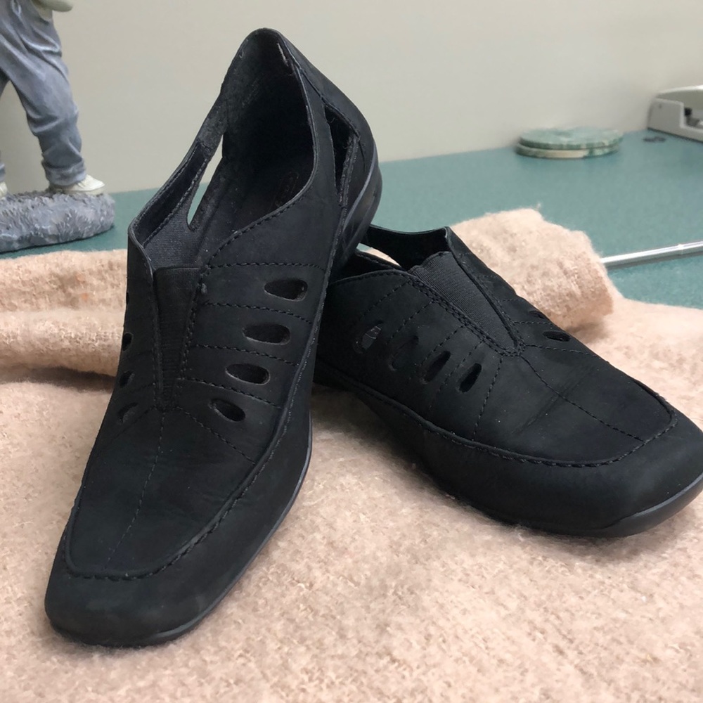 Easy Spirit Black Flats